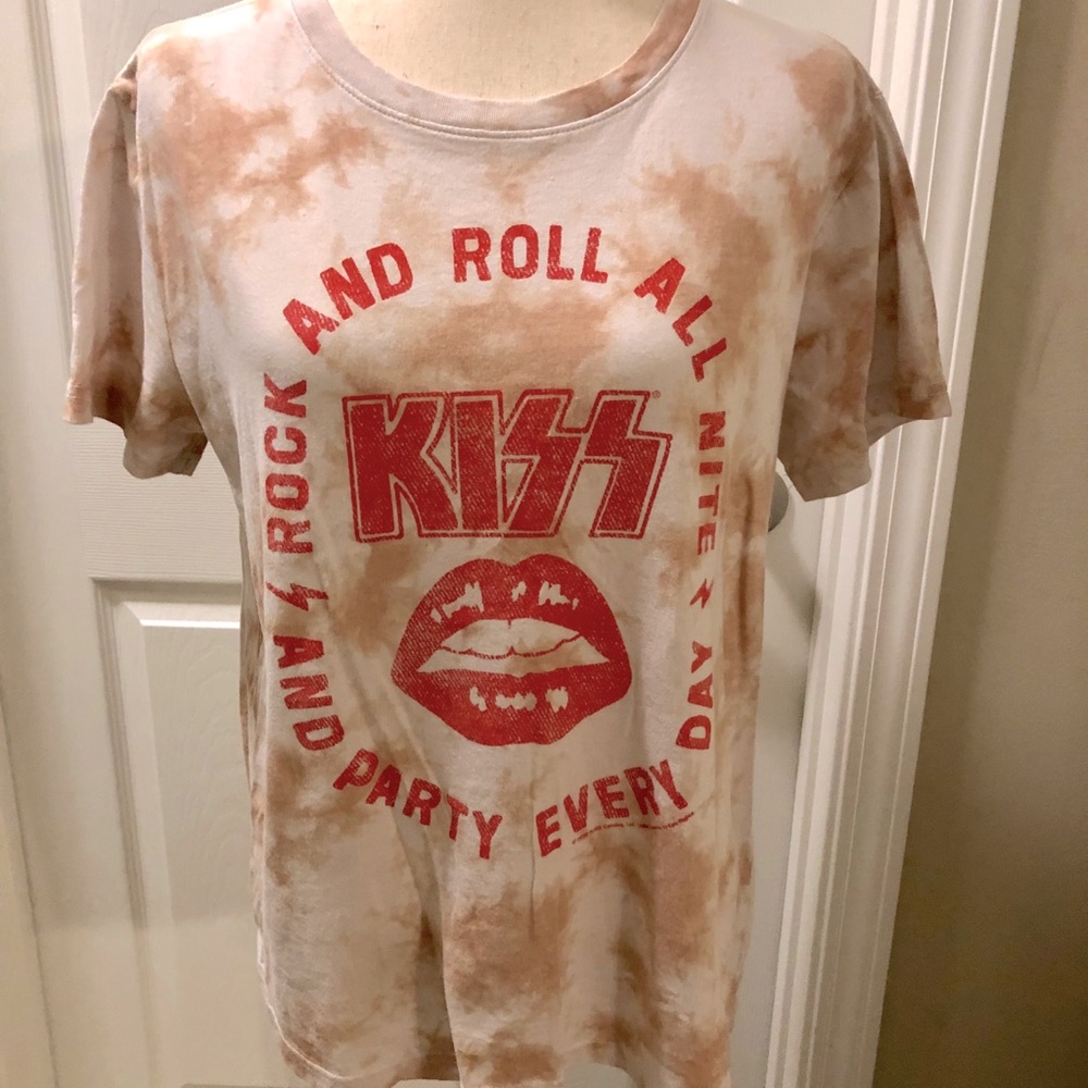 “NEW” Elizabeth and James KISS T-Shirt